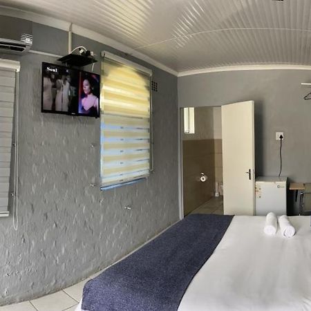 Host Hub Guest House Kempton Park Ngoại thất bức ảnh