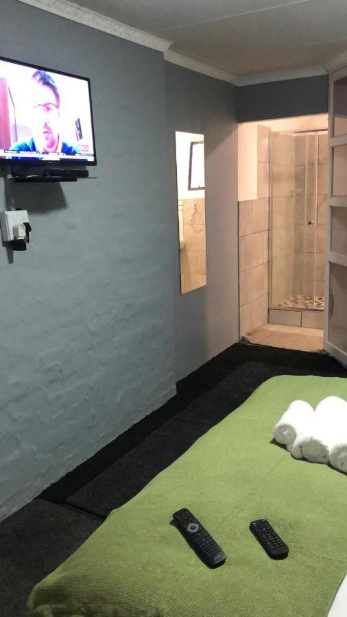 Host Hub Guest House Kempton Park Ngoại thất bức ảnh