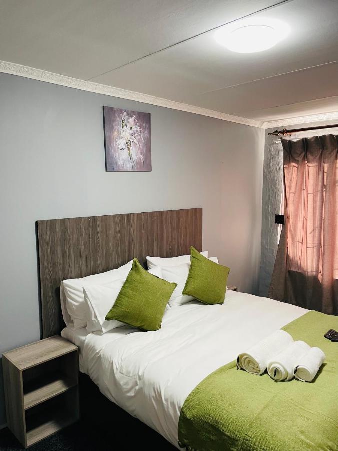 Host Hub Guest House Kempton Park Ngoại thất bức ảnh