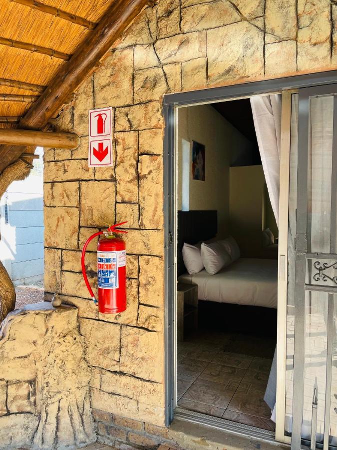 Host Hub Guest House Kempton Park Ngoại thất bức ảnh