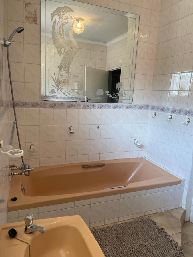 Host Hub Guest House Kempton Park Ngoại thất bức ảnh