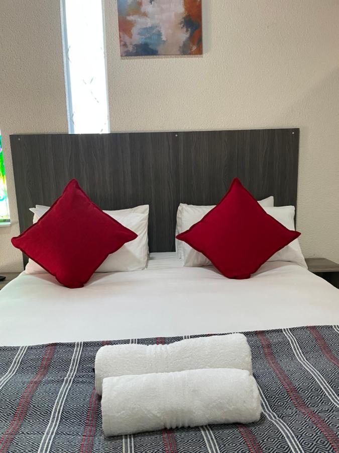 Host Hub Guest House Kempton Park Ngoại thất bức ảnh