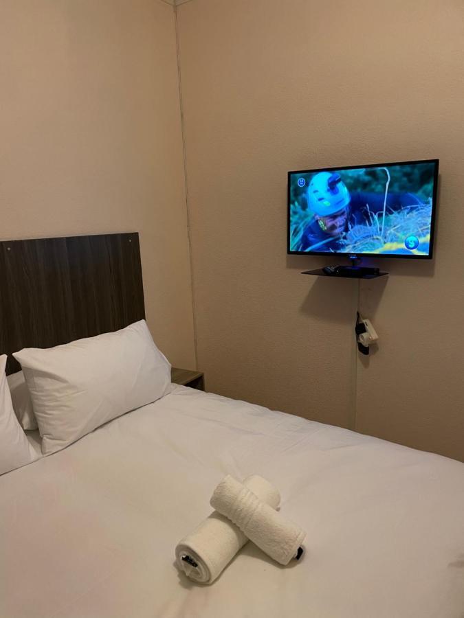 Host Hub Guest House Kempton Park Ngoại thất bức ảnh