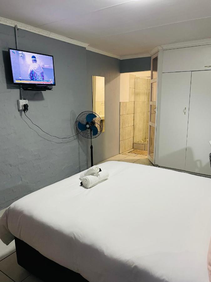 Host Hub Guest House Kempton Park Ngoại thất bức ảnh