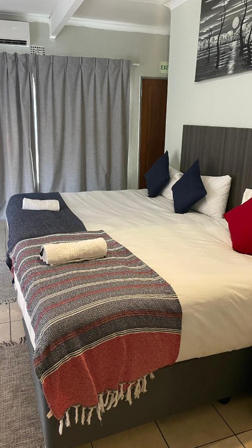 Host Hub Guest House Kempton Park Ngoại thất bức ảnh