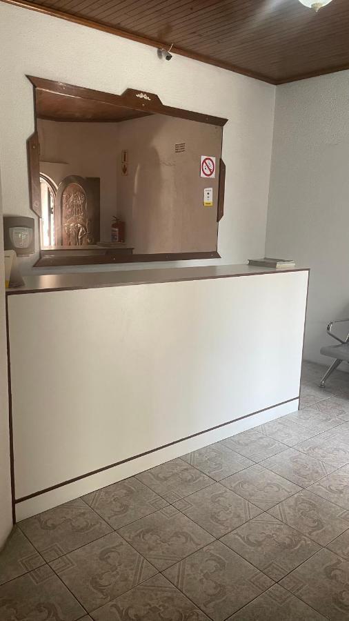 Host Hub Guest House Kempton Park Ngoại thất bức ảnh