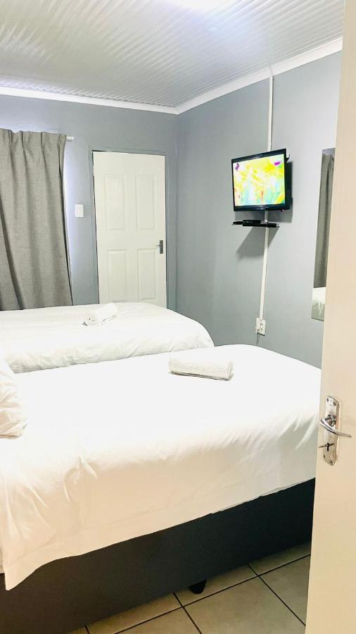 Host Hub Guest House Kempton Park Ngoại thất bức ảnh
