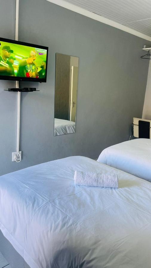 Host Hub Guest House Kempton Park Ngoại thất bức ảnh